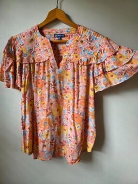 EUC DEMOCRACY FLORAL QUILTED SHOULDERS LAYERED SLEEVES SPLIT V NECK TOP SIZE M